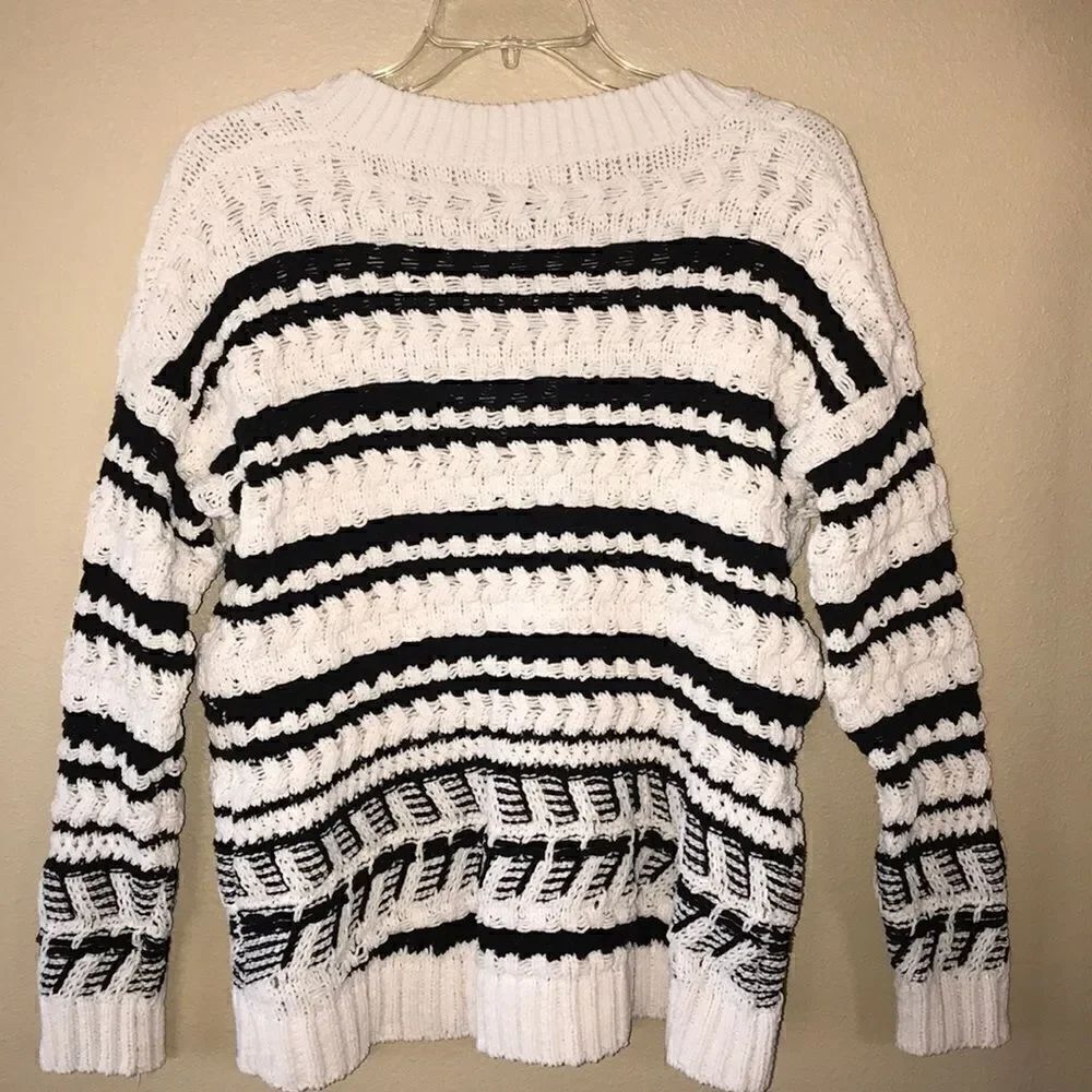 Universal Thread V Neck Sweater - Picture 5 of 5